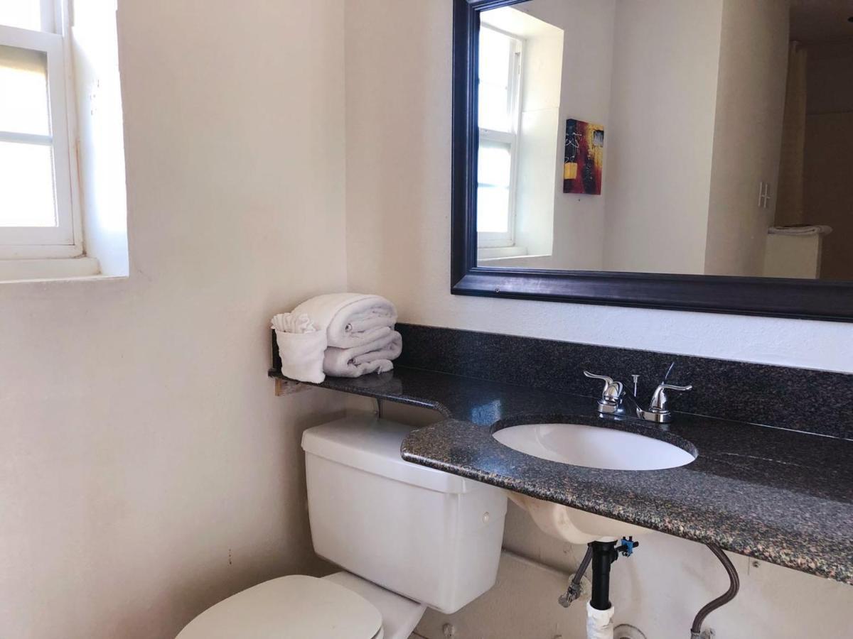 Royal Inn And Suites Hemet Buitenkant foto