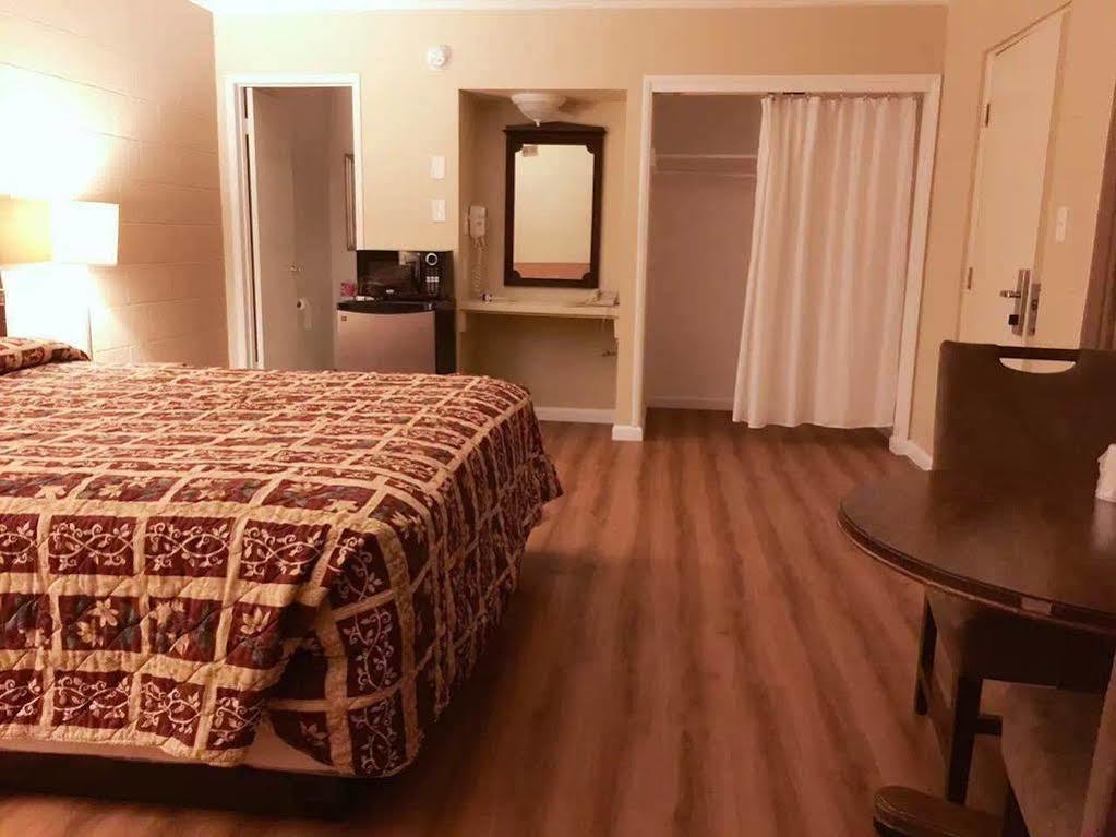 Royal Inn And Suites Hemet Buitenkant foto