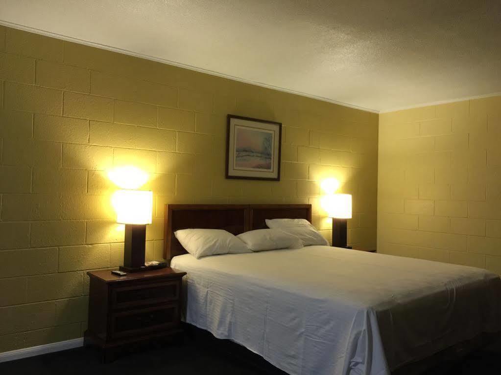 Royal Inn And Suites Hemet Buitenkant foto