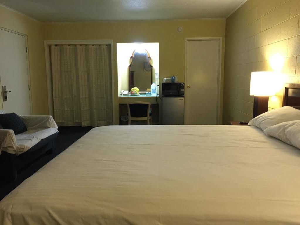 Royal Inn And Suites Hemet Buitenkant foto
